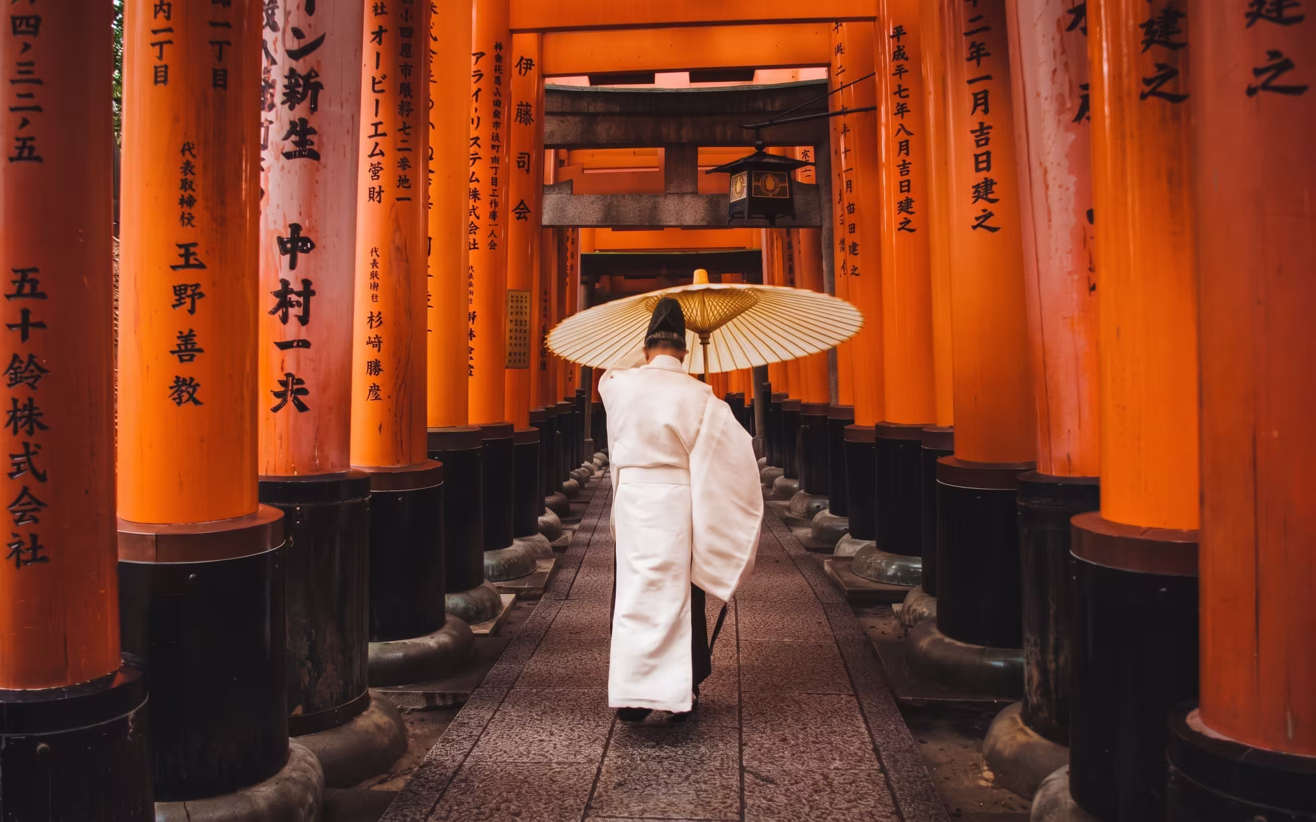 Hileras de torii en el santuario Fushimi Inari, Kioto.